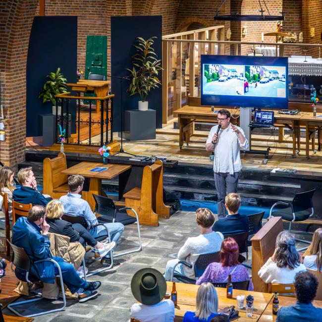 Spreken in kerk voor publiek.jpg